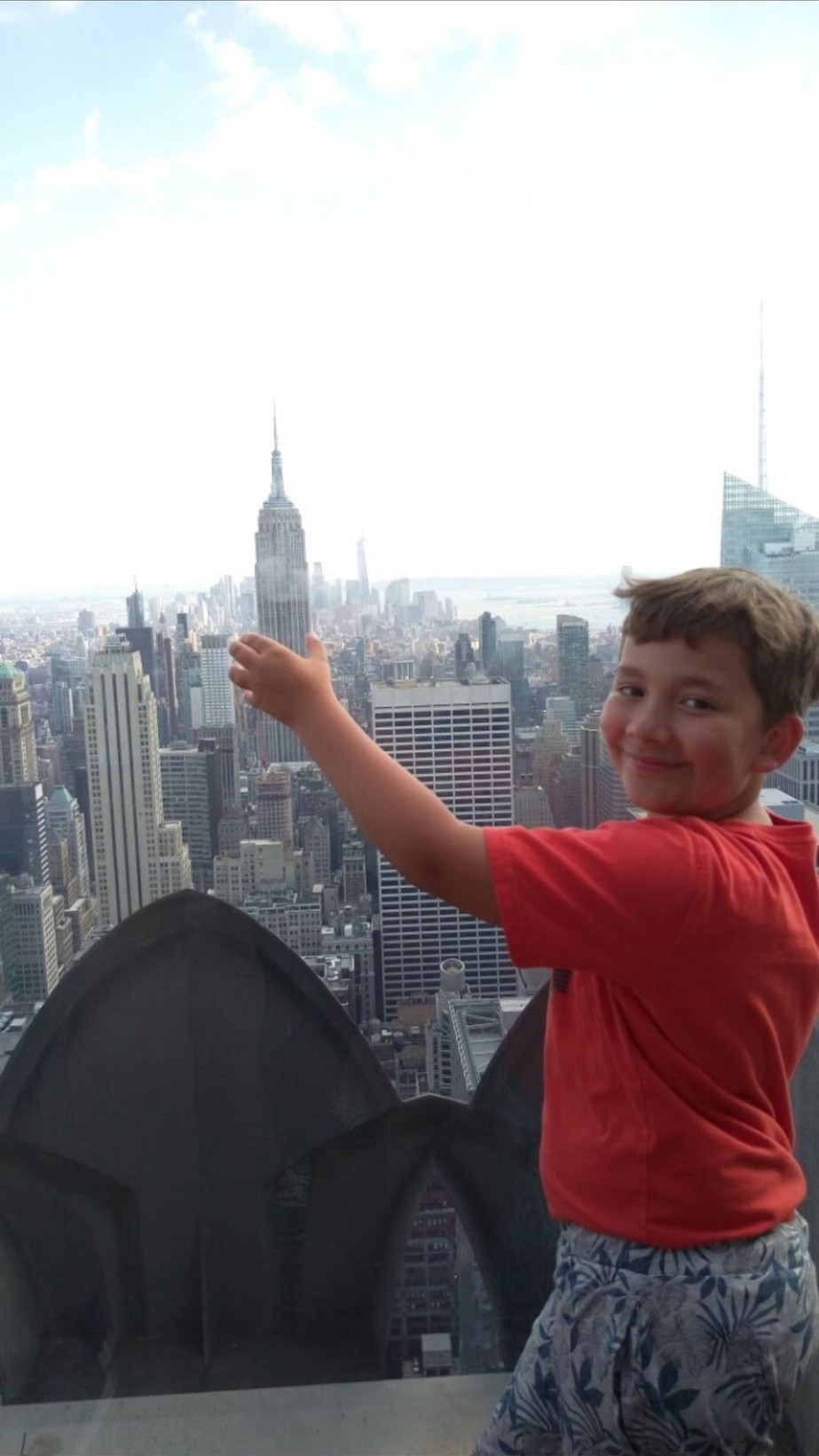 Marius as a child in New York, pointing at the Empire State Building
